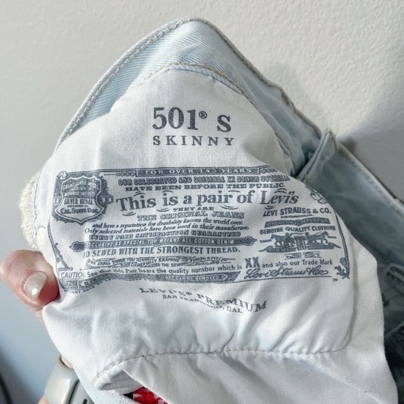 Levi’s Women’s Size 28 Red Tab 501 Skinny Straight Jeans Destructed Light Indigo - Picture 14 of 16